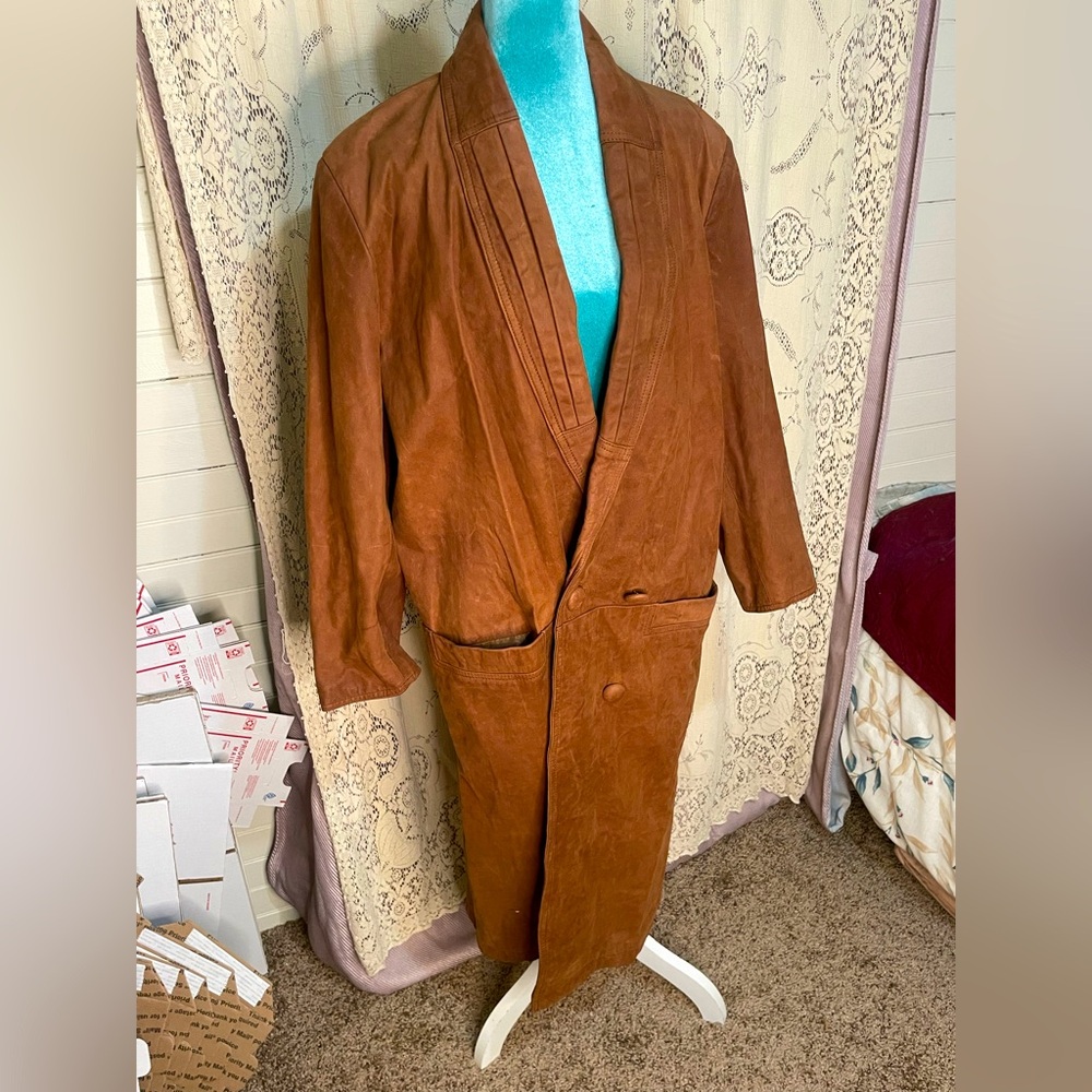 Paris sport club: vintage 80s leather trench